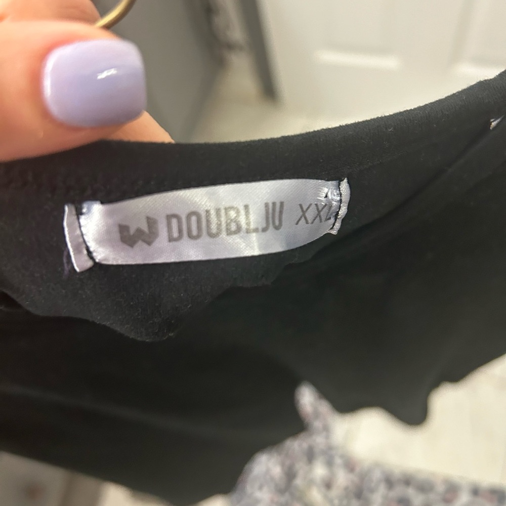 Black shirt with animal detail on the sleeves. - Picture 4 of 12